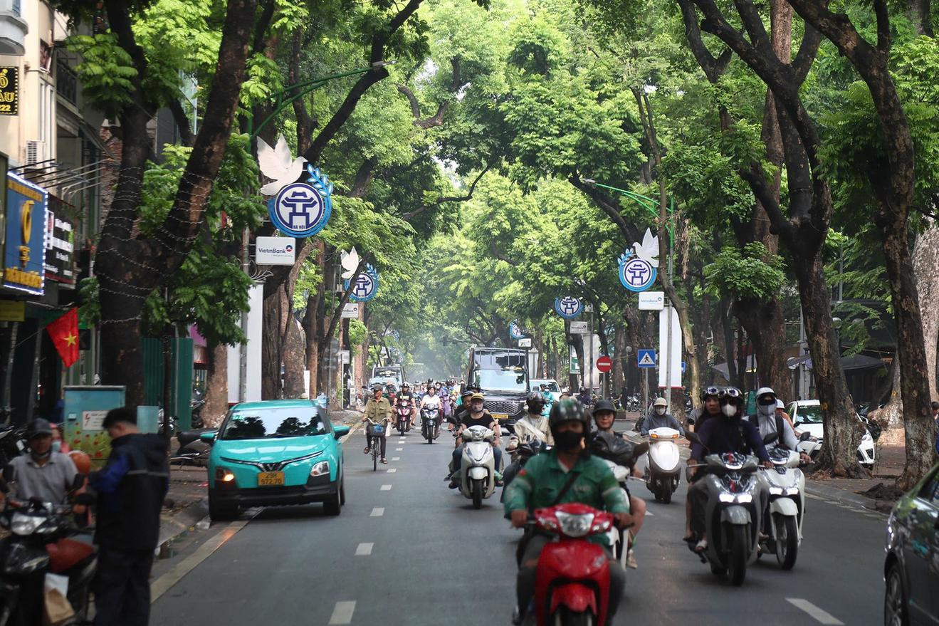 Hà Nội thu hồi đất gần 6.000m2, xây siêu cầu vượt sông Hồng 16.000 tỷ đồng và cải tạo 2 trường THPT hơn 65 năm tuổi - Ảnh 1.