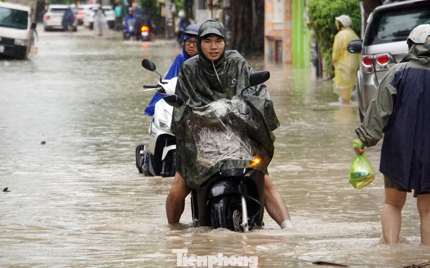 Mưa lớn kéo dài, gần 80 tuyến phố trung tâm Hải Phòng ngập sâu - Ảnh 4.