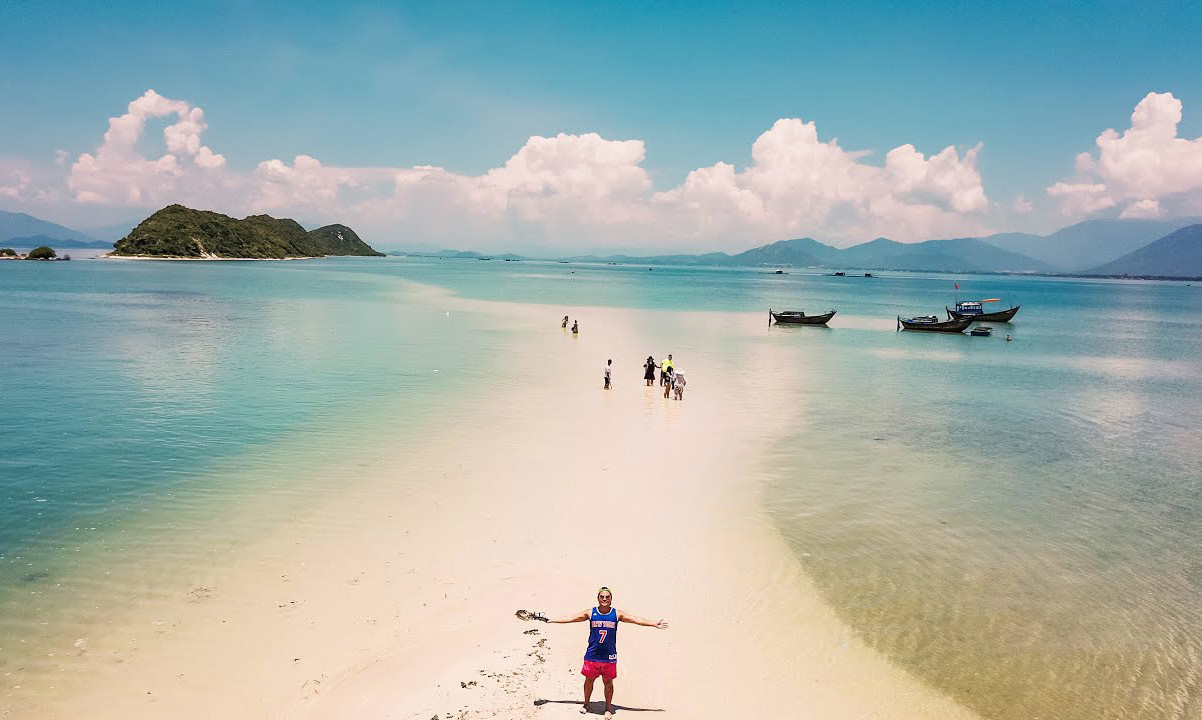 Được biết đến là nơi có con đường nối liền các đảo, khi nhìn từ xa, 3 đảo Hòn Bịp – Hòn Quạ – Hòn Ó trông như dáng tượng Phật nằm.
