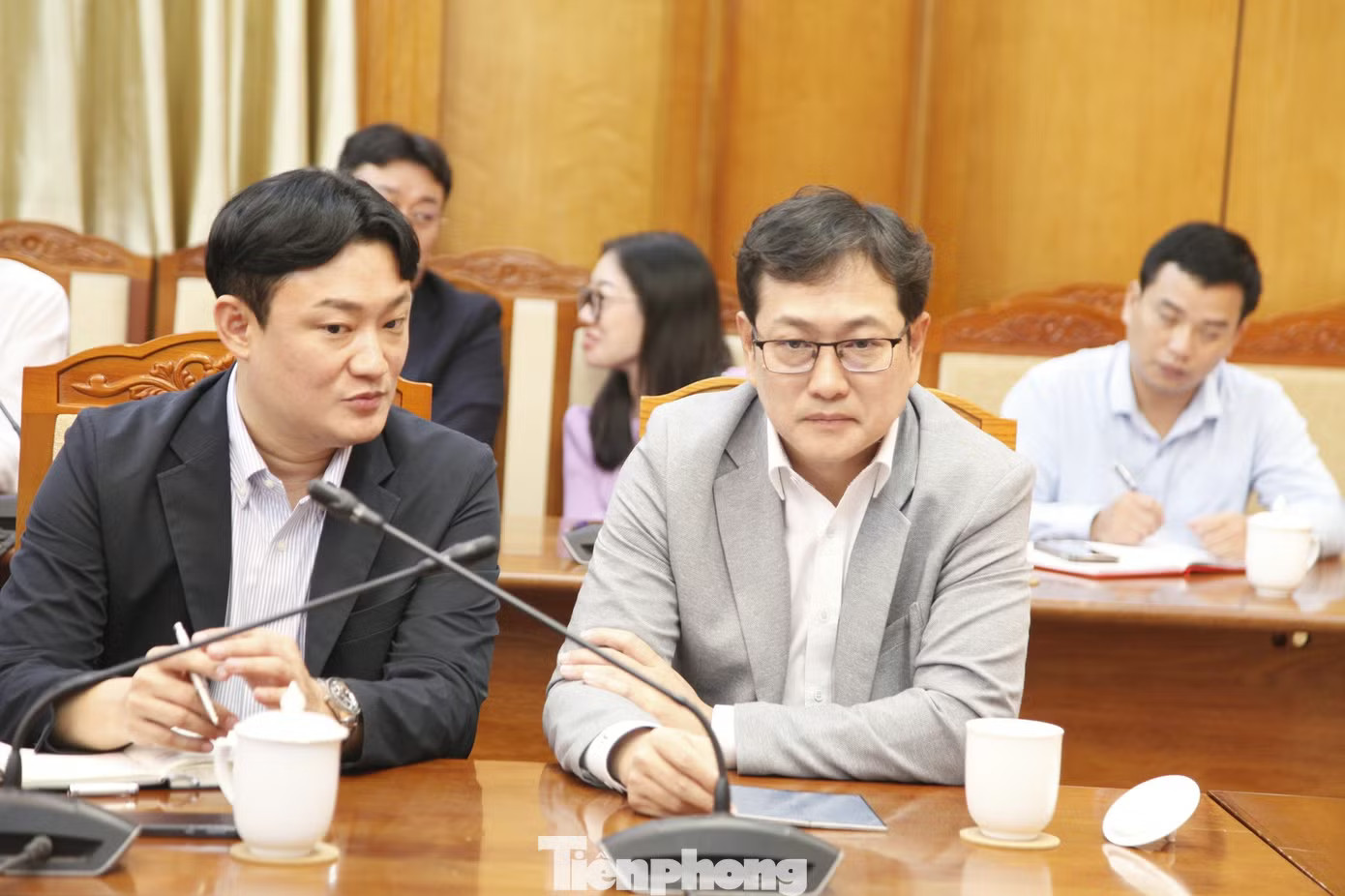 Ông Kim Yong-sup - Phó Tổng Giám đốc Công ty Samsung Việt Nam (bên phải) - tại hội nghị. Ảnh: Nguyễn Thắng. Samsung 'trải thảm đỏ' đón doanh nghiệp Việt - Ảnh 1.