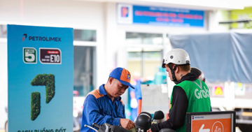 Giá xăng E10 giảm về sát 20.000 đồng/lít