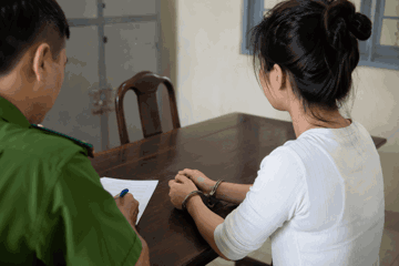 Truy tố 2 nữ nhân viên 'môi giới chứng khoán'