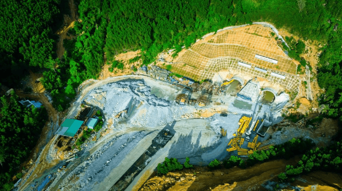 Cao tốc kết nối ‘rừng - biển’ đầu tiên của Việt Nam nguy cơ lỡ hẹn thông xe, Bộ Xây dựng ra công điện hoả tốc - Ảnh 1.