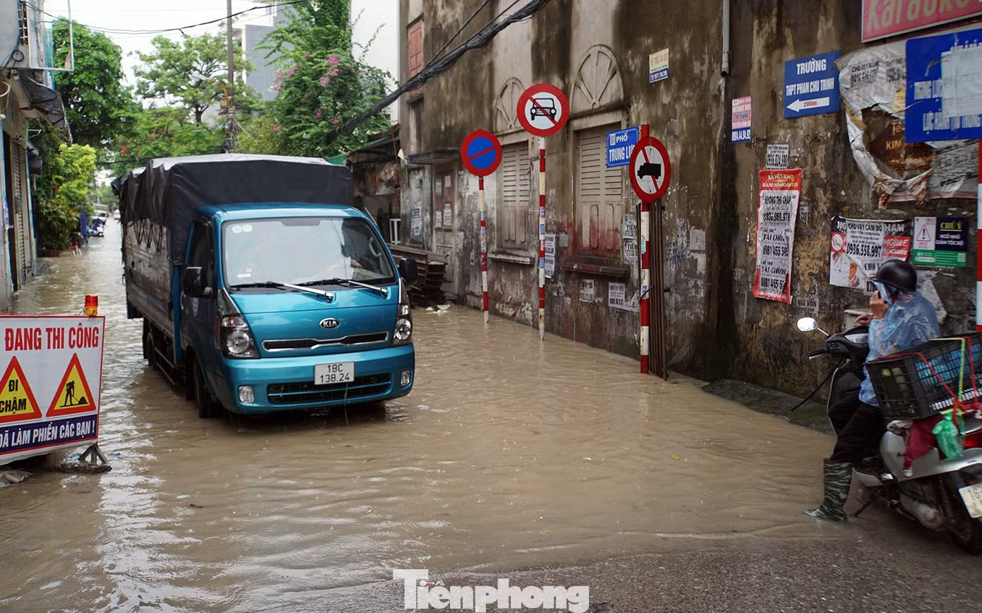 Mưa lớn kéo dài, gần 80 tuyến phố trung tâm Hải Phòng ngập sâu - Ảnh 1.