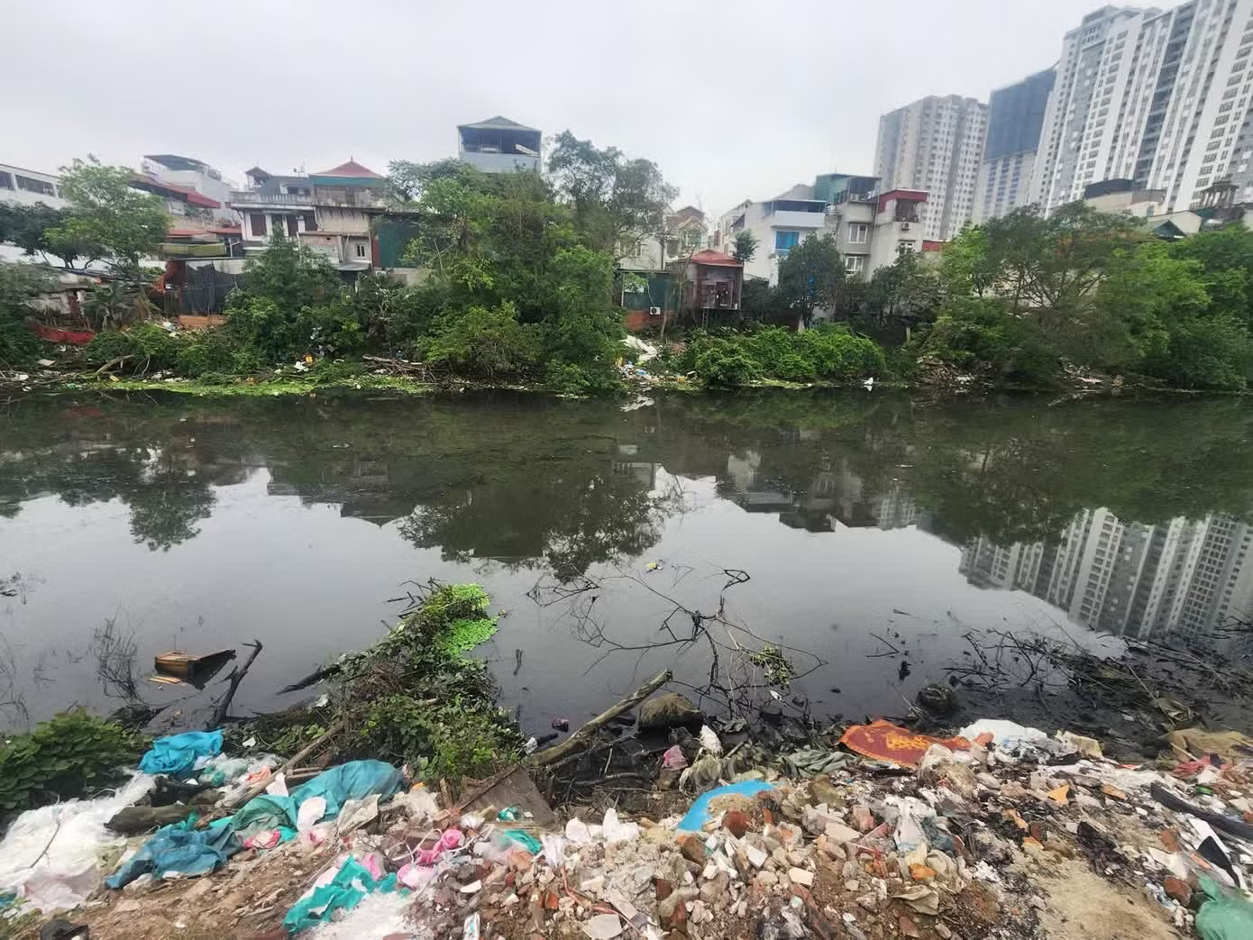 Sông Nhuệ đang ô nhiễm nghiêm trọng. Ảnh: Thanh Hiếu. Hà Nội: Hơn 75.000 tỷ đồng cải tạo sông Nhuệ - Ảnh 1.