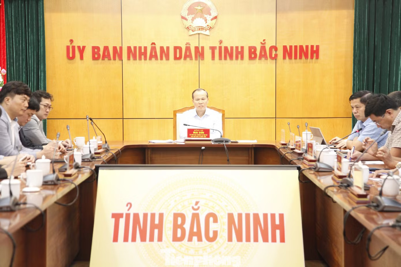 Phó Chủ tịch Thường trực UBND tỉnh Bắc Ninh Mai Sơn chủ trì hội nghị. Samsung 'trải thảm đỏ' đón doanh nghiệp Việt - Ảnh 3.