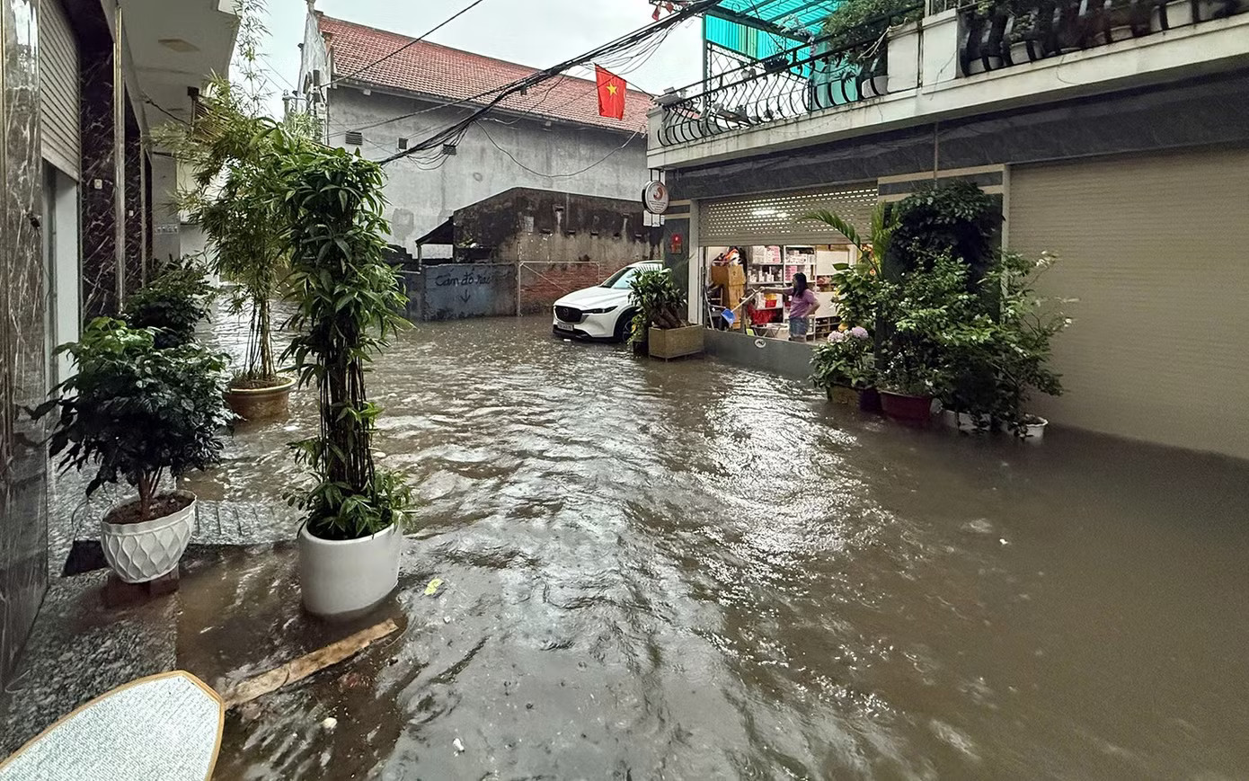 Mưa lớn kéo dài, gần 80 tuyến phố trung tâm Hải Phòng ngập sâu - Ảnh 8.