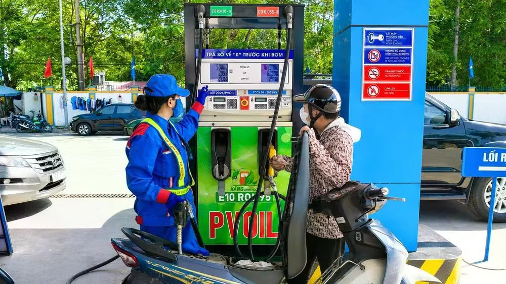 Giá xăng E10 giảm về sát 20.000 đồng/lít - Ảnh 1.