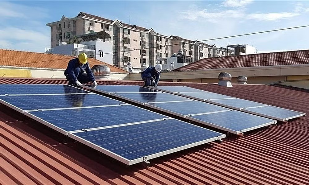 Với quy định được bán tối đa lên 50% điện dư, điện mặt trời mái nhà thu hút sự quan tâm của nhiều doanh nghiệp. Được bán tối đa 50%, điện mặt trời mái nhà có cơ hội bứt tốc - Ảnh 1.
