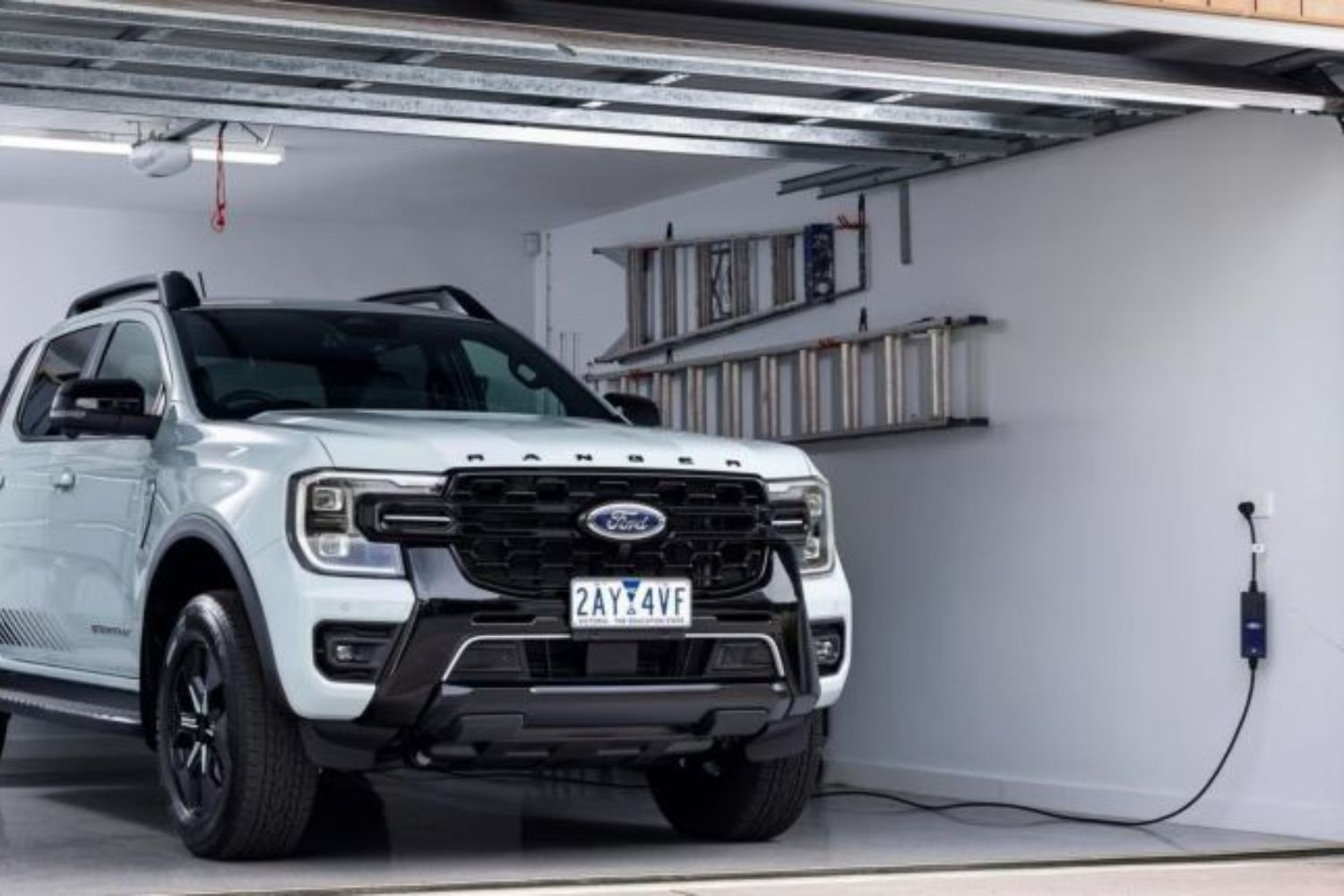 Cận cảnh Ford Ranger PHEV: Trạm điện di động có mức tiêu hao nhiên liệu cực thấp - Ảnh 1.