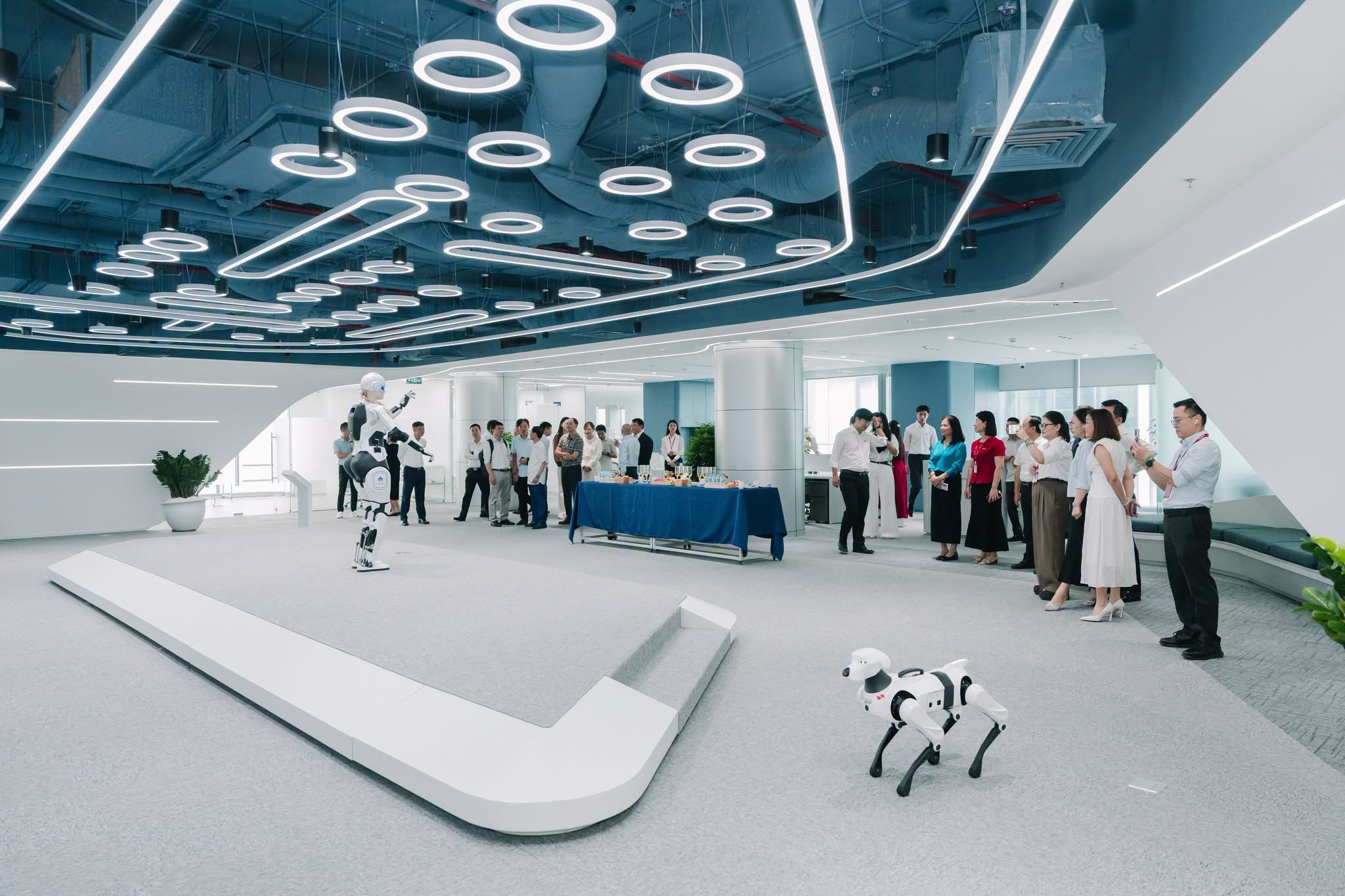 Sau ô tô, Geleximco của đại gia Vũ Văn Tiền tiếp tục đặt cược vào robot AI - Ảnh 1.