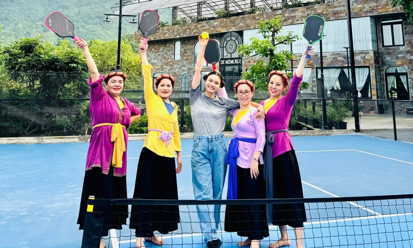 Sân pickleball trong khuôn viên nhà vườn. Nhà vườn gần 10.000 m2 của NSND Phương Thảo: Có hồ cá, sân pickleball - Ảnh 15.