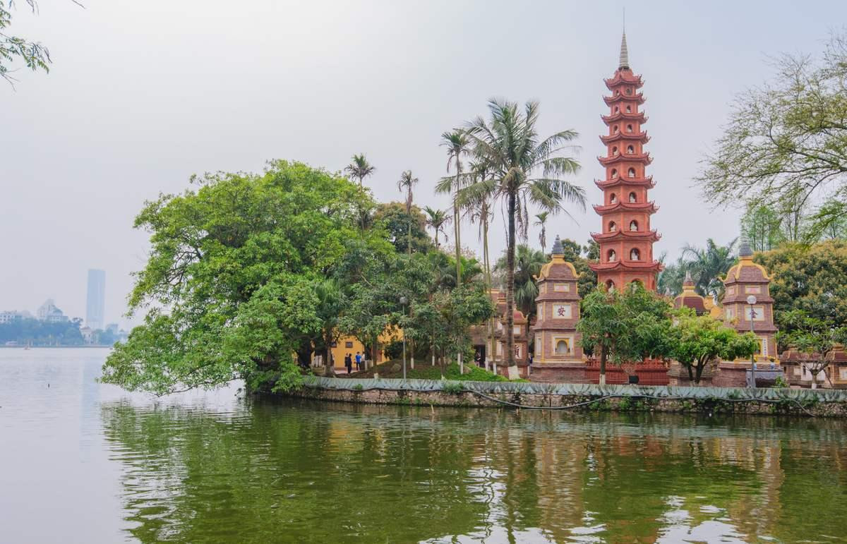 tham-quan-chua-tran-quoc-co-tu-ngan-nam-tuoi-ben-ho-tay-04-1639357625_1785384719.jpg