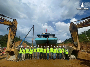 VinCons hạ thủy siêu tàu 220 tấn, dùng xây dựng dự án 13.000 tỷ đồng nổi trên mặt nước của VinEnergo