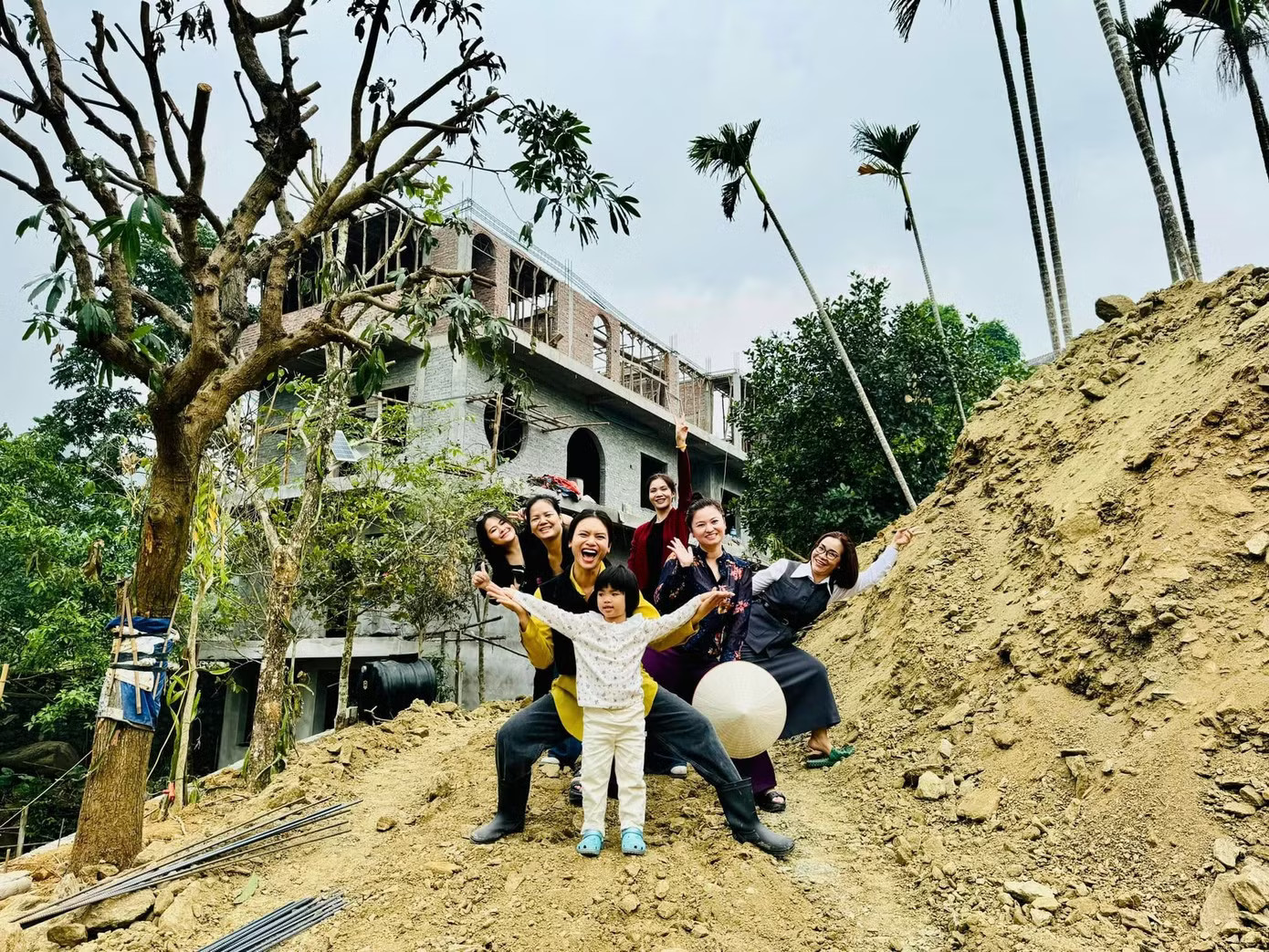 NSND Phương Thảo dành nhiều thời gian, tâm huyết cho công trình của mình. Nhà vườn gần 10.000 m2 của NSND Phương Thảo: Có hồ cá, sân pickleball - Ảnh 14.