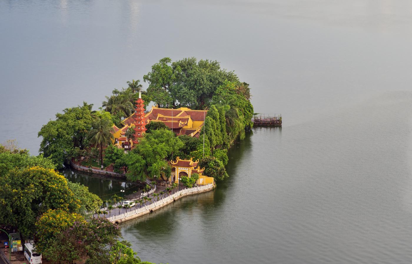 tham-quan-chua-tran-quoc-co-tu-ngan-nam-tuoi-ben-ho-tay-01-1639357625_1785384594.jpg