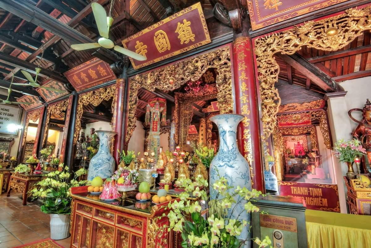 tham-quan-chua-tran-quoc-co-tu-ngan-nam-tuoi-ben-ho-tay-12-1639357626_1785385401.jpg