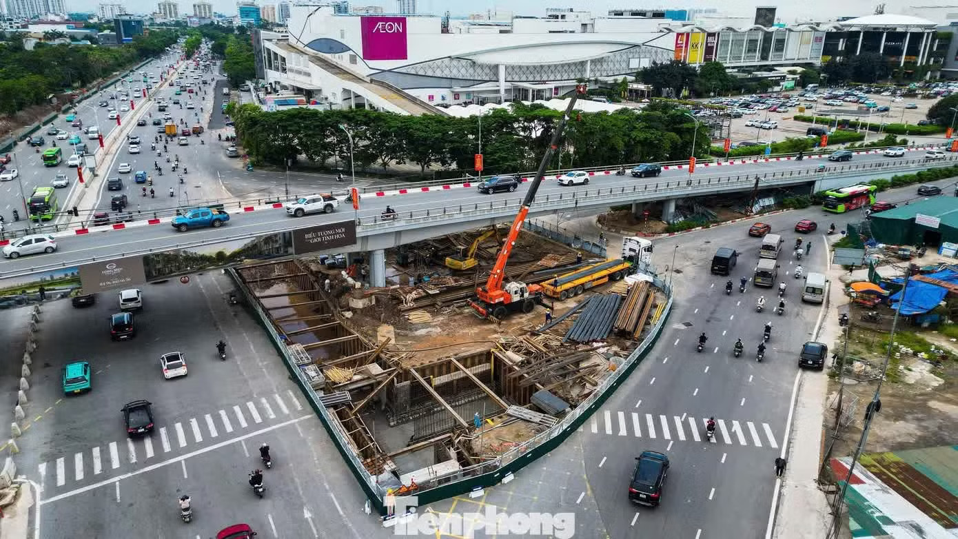 Hà Nội phân luồng giao thông để thi công hầm chui Cổ Linh - Ảnh 1.
