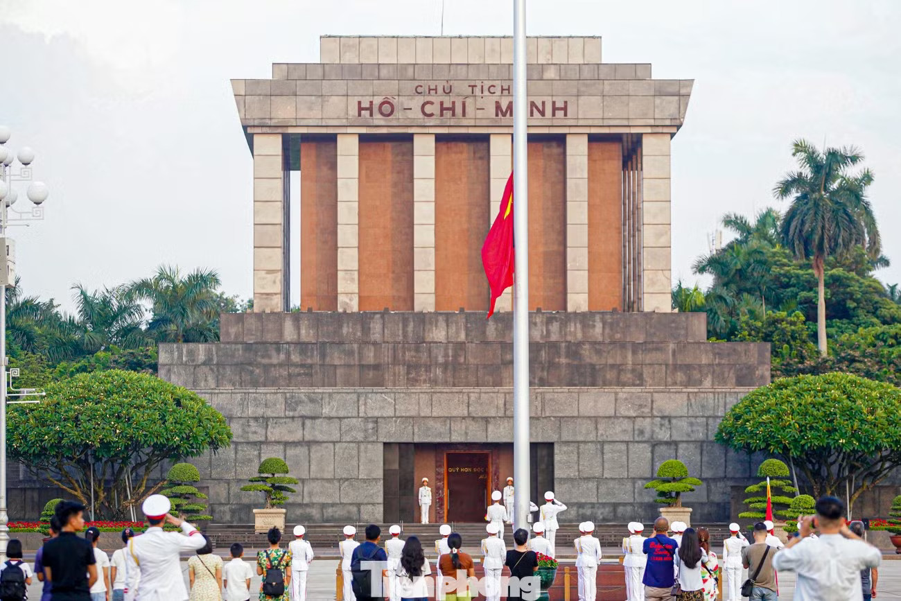 Quốc hội Việt Nam mặc niệm, các công sở treo cờ rủ thương tiếc Chủ tịch Quốc hội Lào Xaysomphone Phomvihane - Ảnh 2.