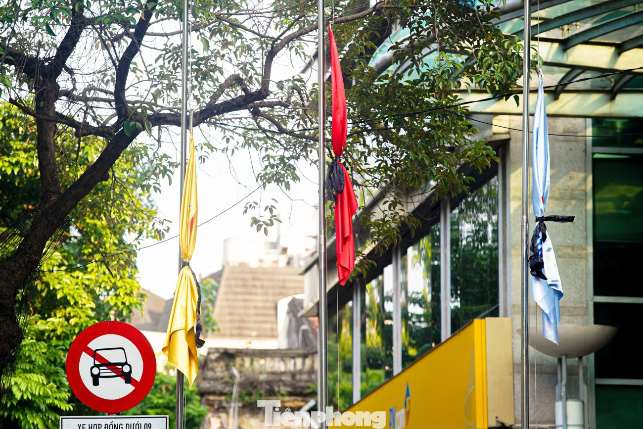 Quốc hội Việt Nam mặc niệm, các công sở treo cờ rủ thương tiếc Chủ tịch Quốc hội Lào Xaysomphone Phomvihane - Ảnh 14.
