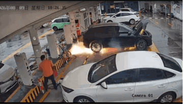 Khoảnh khắc chiếc SUV điện gần 800 mã lực phát nổ rồi bốc cháy tại trạm sạc: Xe không cắm điện, từng gặp tai nạn nghiêm trọng