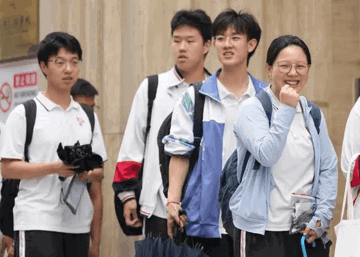 Là Thủ khoa với điểm thi ‘chót vót’, nam sinh học giỏi bị thừa điểm chuẩn vẫn trượt nguyện vọng 1, phía trường Đại học tuyên bố lý do