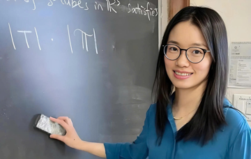 Nữ giáo sư 16 tuổi vào đại học, 35 tuổi là người phụ nữ thứ ba trong lịch sử được trao 'Nobel Toán học', hiện đang miệt mài nghiên cứu và truyền cảm hứng cho thế hệ trẻ