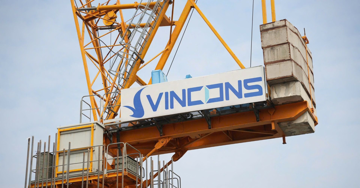 VinCons cùng siêu tàu 220 tấn vừa hoàn thành lắp đặt 1.300 tấm pin trên mặt nước