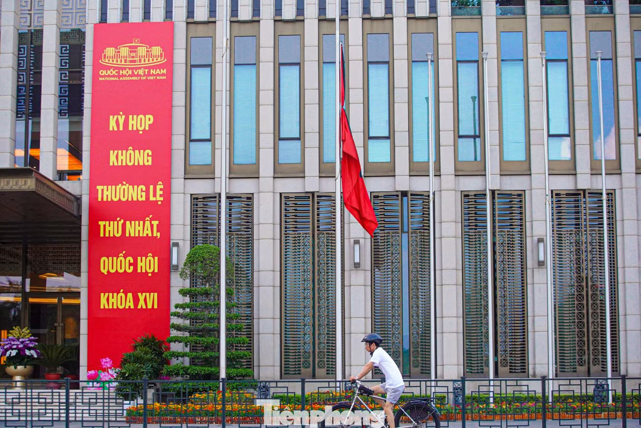 Quốc hội Việt Nam mặc niệm, các công sở treo cờ rủ thương tiếc Chủ tịch Quốc hội Lào Xaysomphone Phomvihane - Ảnh 9.