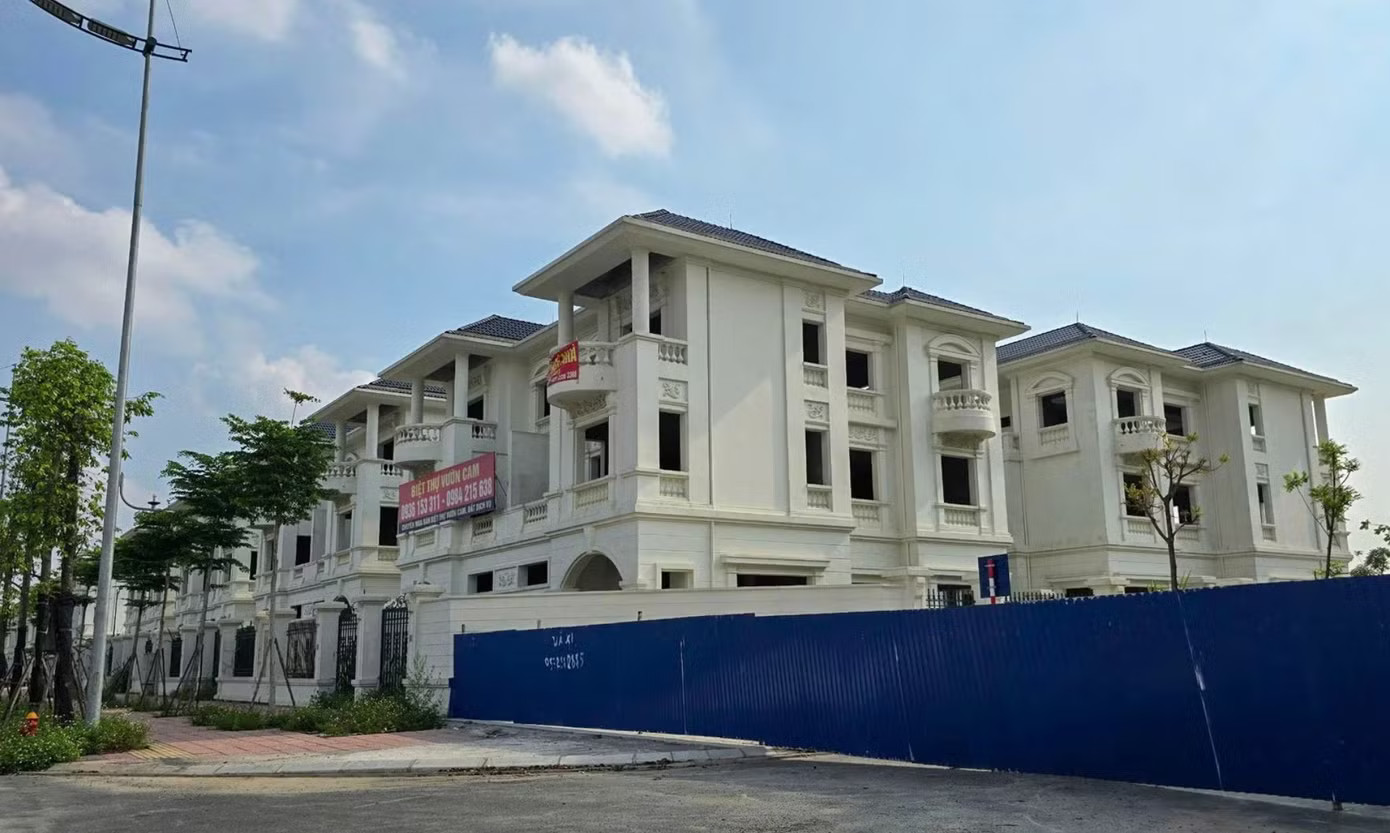 Giá biệt thự, liền kề tại Hà Nội đang có xu hướng điều chỉnh sau giai đoạn tăng nóng. Ảnh: P.H. Giá biệt thự, liền kề tại Hà Nội diễn biến ra sao? - Ảnh 1.