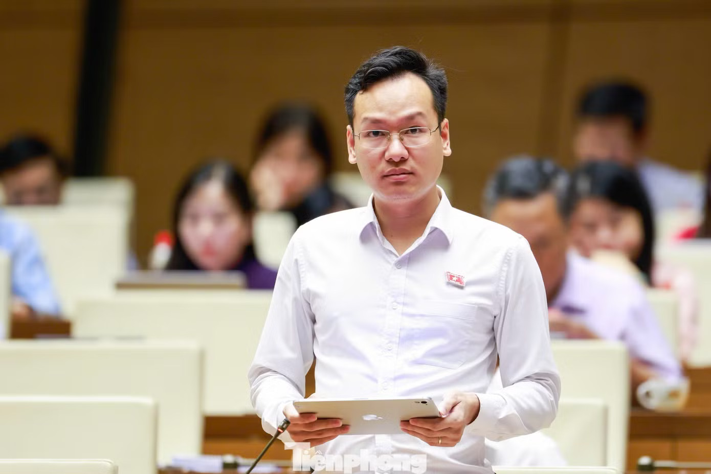 ĐBQH Chu Lương Trí. Ảnh: Như Ý. Đề xuất cấm xuất cảnh người từng vi phạm, cư trú bất hợp pháp khi lao động ở nước ngoài - Ảnh 2.