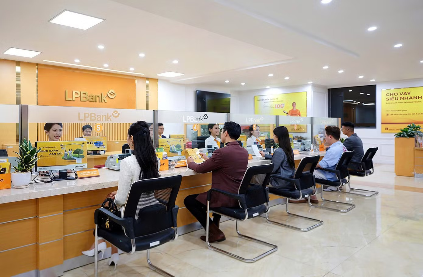 Ngân hàng bất ngờ giảm lãi suất huy động - Ảnh 1.