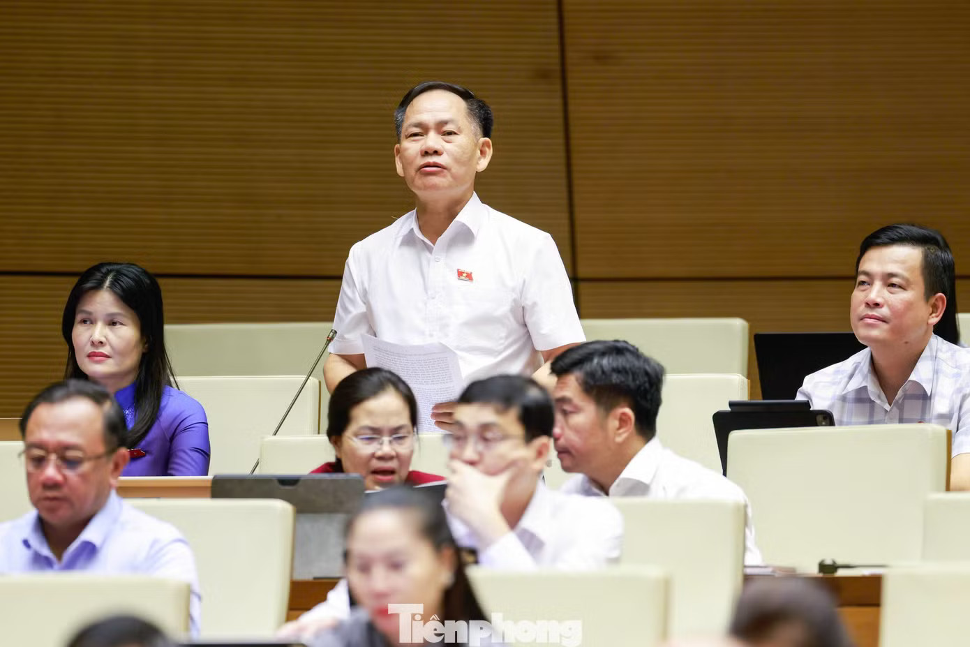 ĐBQH Trần Đình Gia. Ảnh: Như Ý. Đề xuất cấm xuất cảnh người từng vi phạm, cư trú bất hợp pháp khi lao động ở nước ngoài - Ảnh 1.