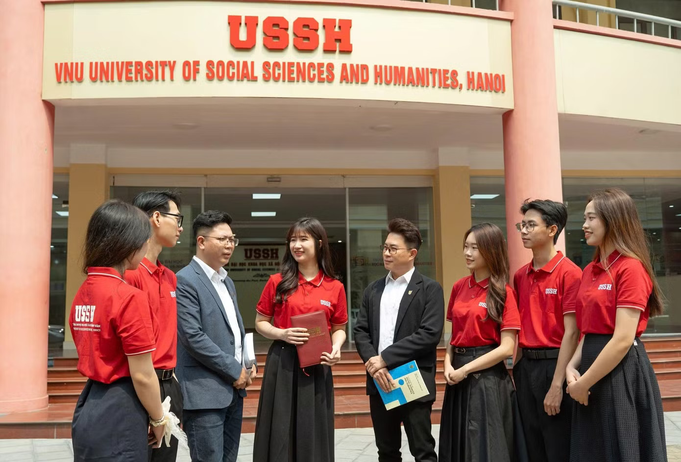 Vì sao điểm chuẩn Trường Đại học Khoa học Xã hội và Nhân văn, Đại học Quốc gia Hà Nội giảm 'sốc'? - Ảnh 1.