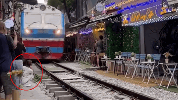 Cô gái bị hất văng điện thoại khi ngồi sát đường ray tại 'phố cà phê đường tàu' Hà Nội: Cơ quan chức năng vào cuộc xác minh