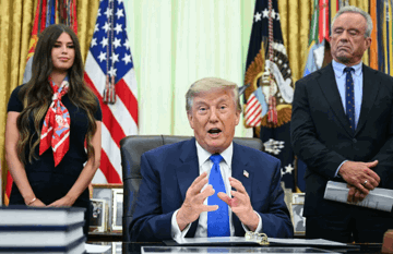 Ông Trump thông qua sắc lệnh bất thường về chương trình tiêm chủng vaccine cho trẻ em Mỹ