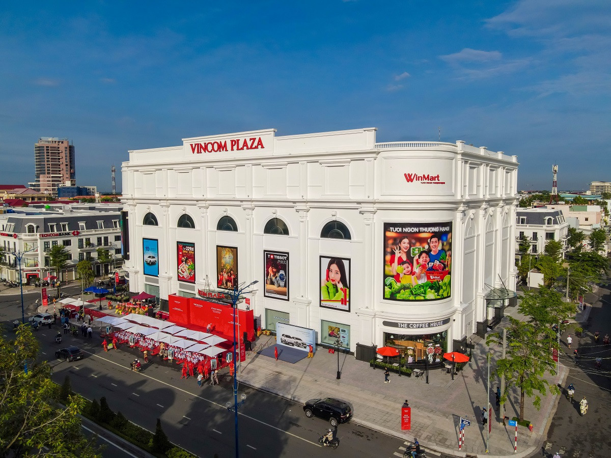 Hé lộ quy mô hệ sinh thái Vingroup (<a style='text-decoration: none;' href='/VIC'>VIC</a>): 230.000 nhân sự, doanh thu 12,7 tỷ USD, tham vọng trải từ ô tô, năng lượng đến đường sắt - Ảnh 5.