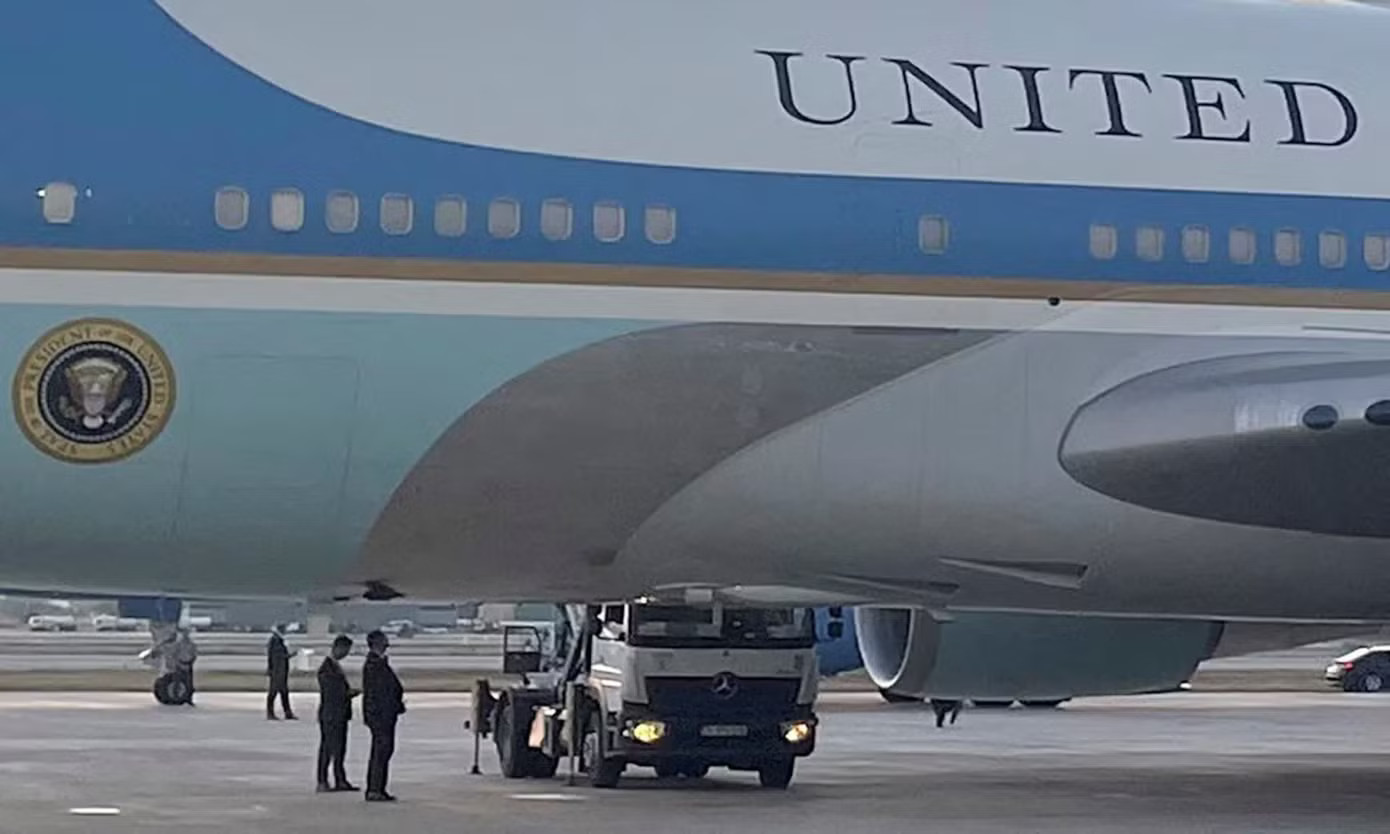 Hé lộ mối đe dọa tên lửa buộc Tổng thống Mỹ Trump phải đổi máy bay vào phút chót - Ảnh 2.