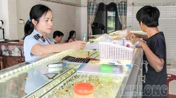 Cơ quan chức năng phát hiện 17 vụ việc có dấu hiệu vi phạm sau khi kiểm tra hàng loạt tiệm vàng tại Vĩnh Long