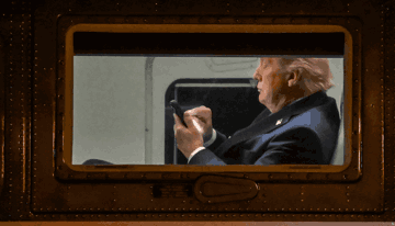 Ông Trump bị kiện vì thu phí 100.000 USD/tháng với gói đọc trước bài viết trên Truth Social