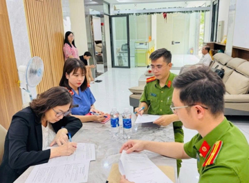 Thi hành lệnh khám xét, khởi tố bà chủ SN 1967 của một doanh nghiệp vàng bạc