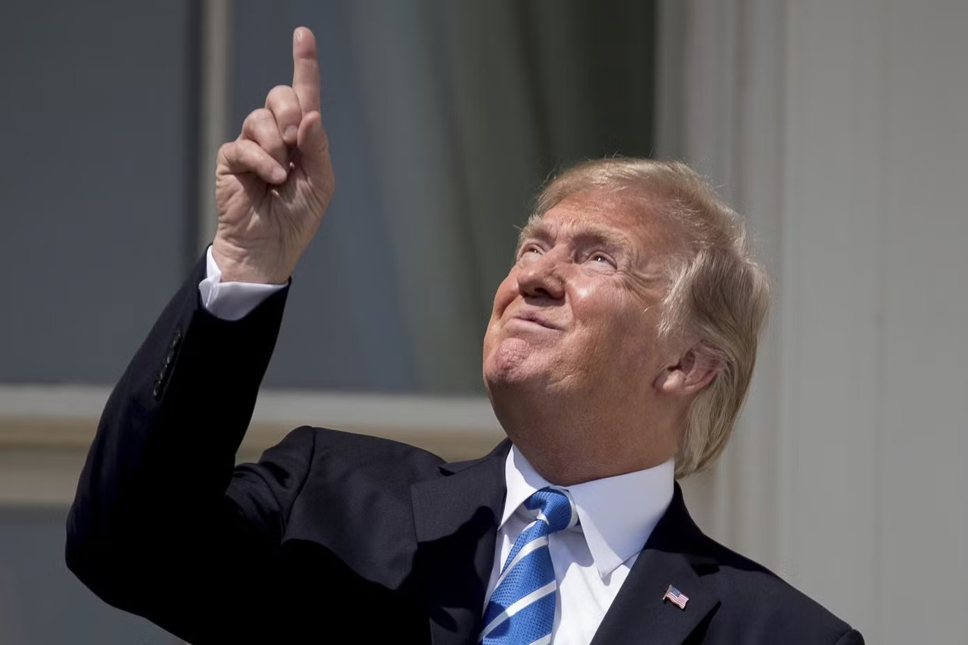 Tổng thống Mỹ Donald Trump chỉ tay về phía Mặt Trời khi đến Nhà Trắng ở Washington để quan sát nhật thực năm 2017. Ảnh: AP. Châu Âu đón nhật thực toàn phần: Khoảnh khắc hiếm có sau hơn hai thập niên - Ảnh 5.