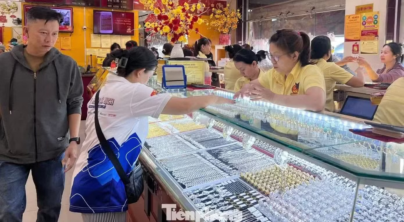 Chỉ thị số 20 nhằm ổn định tình hình, phòng ngừa, phát hiện, xử lý vi phạm liên quan thị trường vàng, bạc, ngoại tệ trên địa bàn thành phố. Ảnh minh họa Hà Nội giao mỗi Thuế cơ sở kiểm tra ít nhất 1 doanh nghiệp kinh doanh vàng bạc - Ảnh 1.