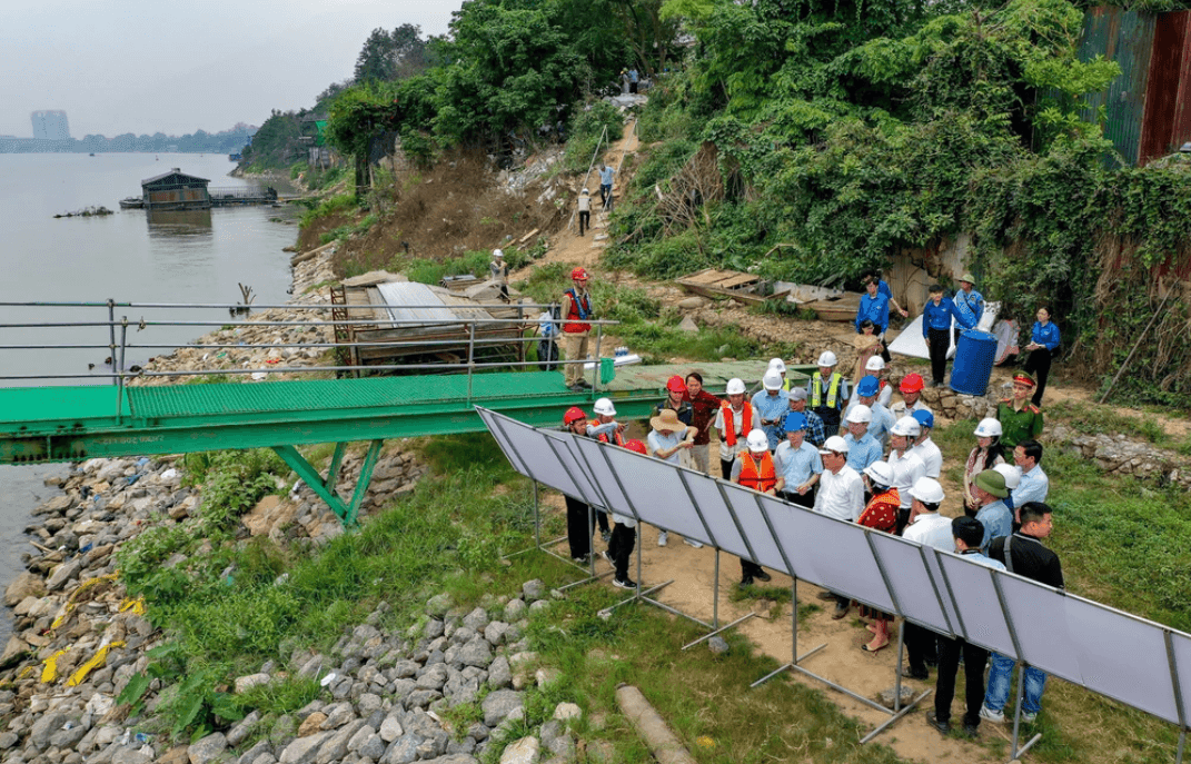 Chủ tịch Hà Nội thị sát 7 dự án cầu vượt sông Hồng, trực tiếp thúc tiến độ nhóm Vincons, Đèo Cả, Delta, Trung Chính... - Ảnh 1.