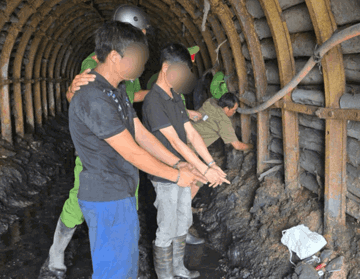 Bắt khẩn cấp 2 công nhân ngay tại mỏ than