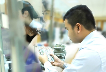 Bị sa thải khi đang nhận lương 69 triệu/tháng, nhân viên ngân hàng ở TP.HCM đòi 1,6 tỷ bồi thường: Tòa nói gì?