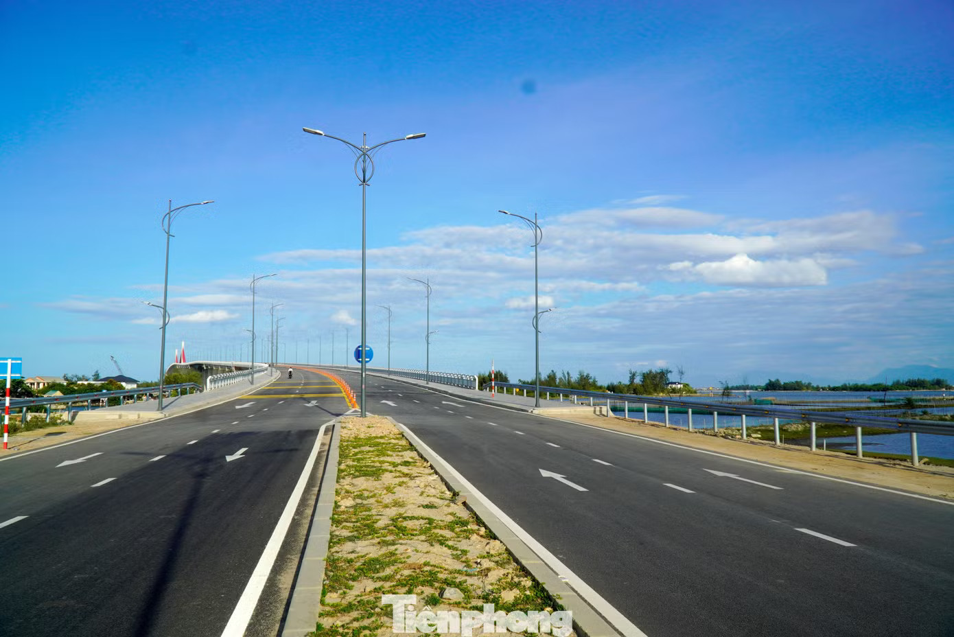 Công trình giao thông lớn nhất ở Huế 'uốn lượn' qua đầm phá, cửa biển - Ảnh 4.