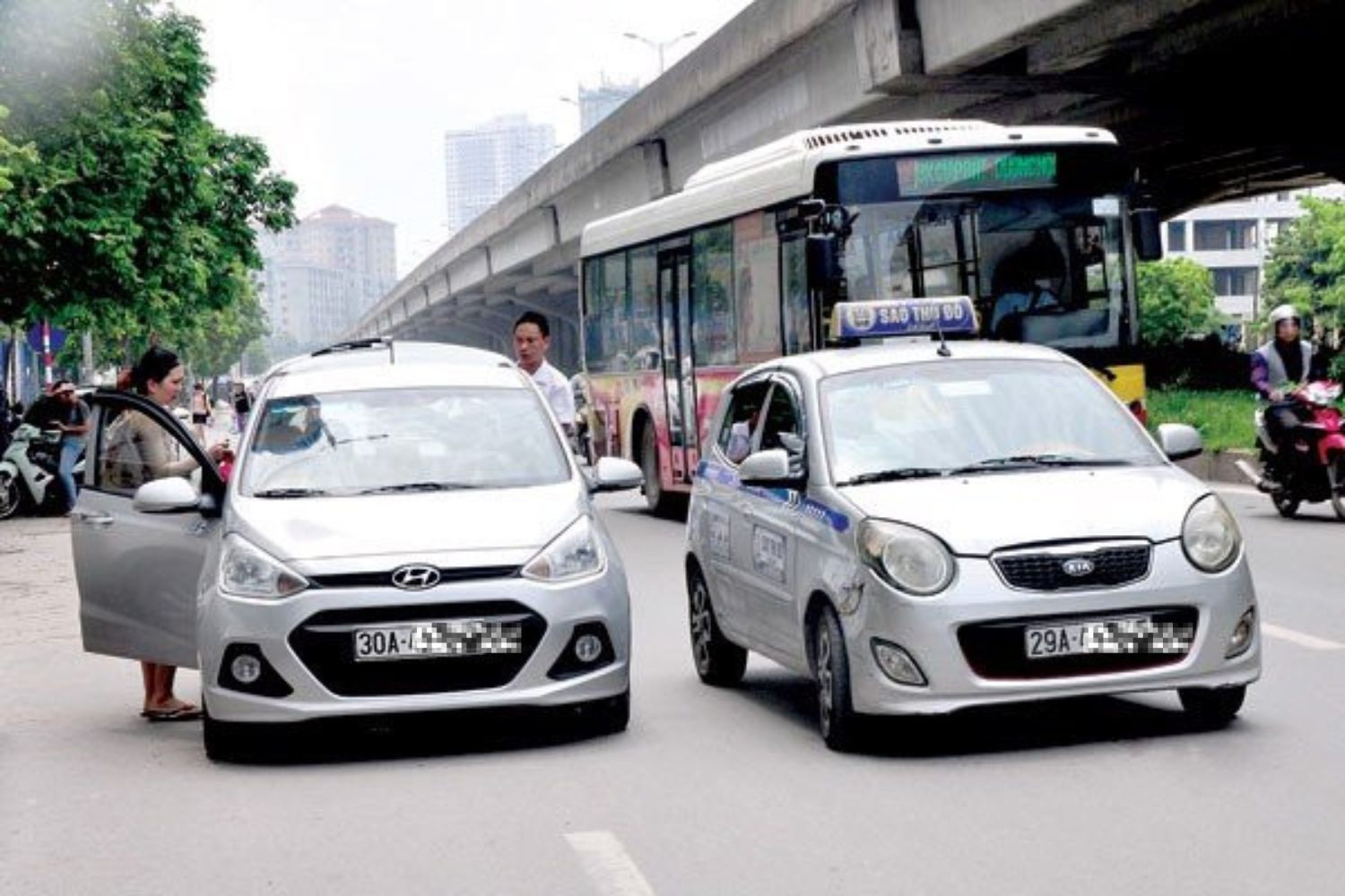 Xe biển trắng nhưng kinh doanh dịch vụ chở khách
