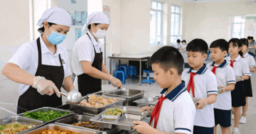 Thủ tướng chỉ đạo công khai khay ăn của học sinh, xử nghiêm hành vi ‘cắt xén’