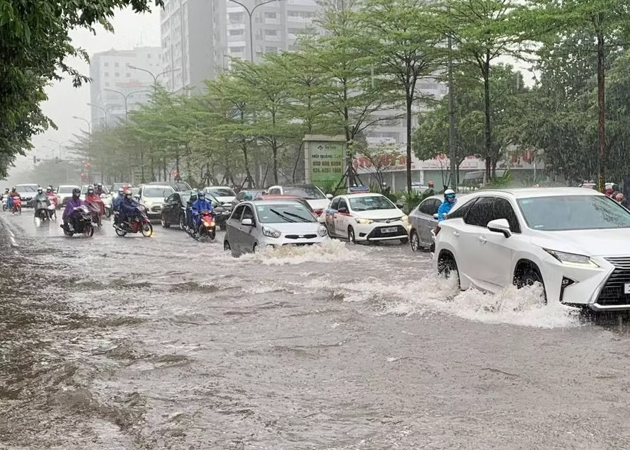 Miền Bắc đón mưa rất lớn trên diện rộng từ đêm 17/8 đến ngày 21/8. Miền Bắc sắp đón một đợt mưa rất lớn, có nơi vượt 450mm - Ảnh 1.